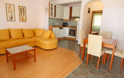 Makarska 100: Kamer, Eigendom, Meubilair, Verdieping, Woonkamer, Gebouw, Interieur Ontwerp, Huis, Houten Vloer, Onroerend Goed