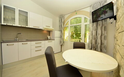 Orebić Viganj 100: Meubilair, Cabinetry, Eigendom, Tafel, Countertop, Stoel, Gebouw, Hout, Lade