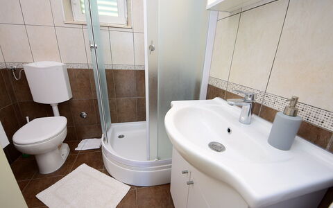 Katica: Badkamer, Eigendom, Toilet, Kamer, Loodgieterswerkinrichting, Muur, Wc Bril, Verdieping, Tegel, Interieur Ontwerp