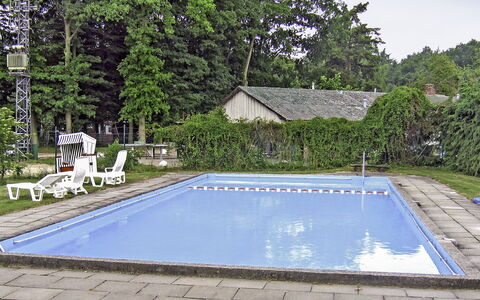 Hechthausen 100: Water, Eigendom, Fabriek, Zwembad, Azure, Rechthoek, Gras, Schaduw, Land Lot, Gebouw
