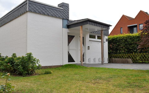 Rosengrund: Fabriek, Gebouw, Eigendom, Venster, Lucht, Huis, Land Lot, Boom, Gras, Verblijf