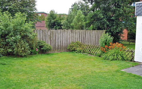 Rosengrund: Werf, Gras, Eigendom, Gazon, Tuin, Land Lot, Backyard, Hek, Boom, Muur