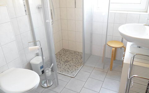 Norddeich 340: Badkamer, Eigendom, Tegel, Kamer, Toilet, Wc Bril, Verdieping, Muur, Loodgieterswerkinrichting, Badkamer Accessoire