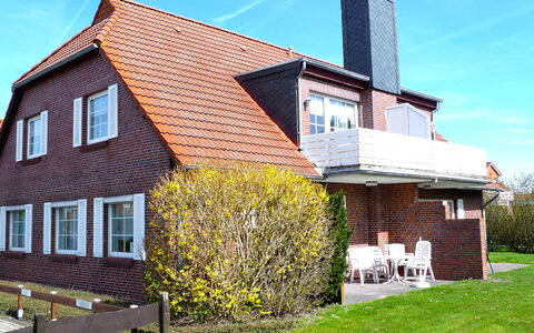 Norddeich 361: Fabriek, Lucht, Eigendom, Gebouw, Venster, Huis, Boom, Land Lot, Gras, Hout