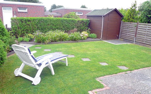 Seefalke: Gazon, Gras, Werf, Eigendom, Backyard, Tuin, Buitenmeubels, Meubilair, Grassenfamilie, Stoel