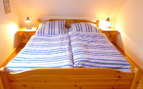 Natur Pur am Nordseedeich: Slaapkamer, Bed, Meubilair, Kamer, Bed Frame, Laken, Bedding, Hardwood, Comfort, Matras