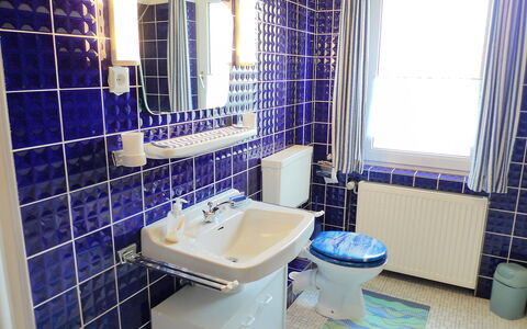 Bentweg: Badkamer, Eigendom, Kamer, Tegel, Purper, Interieur Ontwerp, Onroerend Goed, Architectuur, Gebouw, Loodgieterswerkinrichting