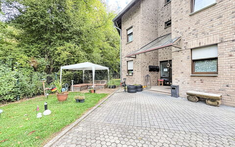 Adenau 160: Oprit, Tuin, Flagstone, Steen, Werf, Fiets, Landscaping, Backyard