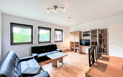 Ferienapartments Adenau 160.3: Bankstel, Eigendom, Meubilair, Tafel, Woonkamer, Interieur Ontwerp, Hout, Comfort, Flooring, Verdieping