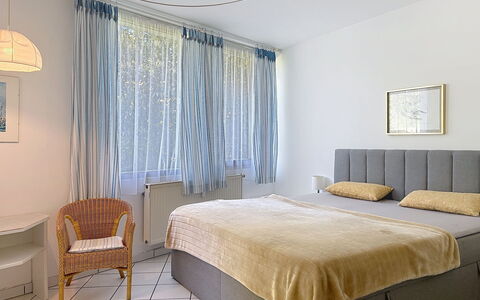 Appartement A12: Bed, Meubilair, Interieur Ontwerp, Slaapkamer, Bedding, Muur, Laken, Verdieping, Flooring, Hout