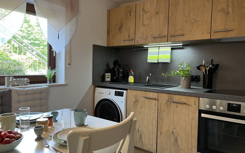 Hartmann im Odenwald: Cabinetry, Eigendom, Countertop, Gootsteen, Fornuis, Wastafel, Interieur Ontwerp, Toestel Van De Keuken, Hout, Venster