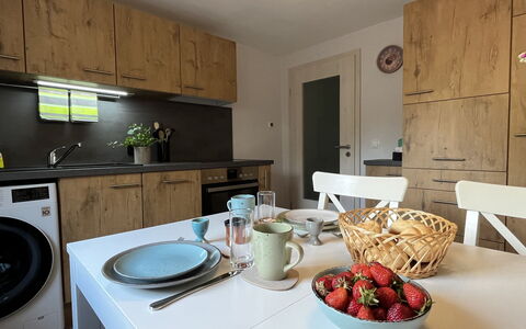 Hartmann im Odenwald: Voedsel, Countertop, Eigendom, Cabinetry, Keuken, Dishware, Toestel Van De Keuken, Huishoudapparatuur, Interieur Ontwerp, Fornuis