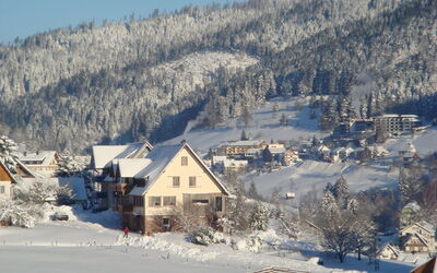 Baiersbronn 200: Lucht, Sneeuw, Dag, Eigendom, Berg, Natuur, Helling, Huis, Boom, Freezing