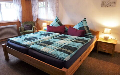 Haus Schwärzel: Slaapkamer, Meubilair, Bed, Kamer, Laken, Eigendom, Bed Frame, Matras, Interieur Ontwerp, Bedding