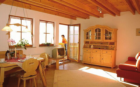 Schiltach 100: Kamer, Gebouw, Eigendom, Meubilair, Plafond, Interieur Ontwerp, Woonkamer, Straal, Huis, Verdieping