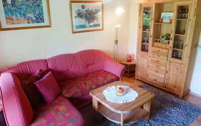 Tennenbronn 100: Tafel, Fotolijst, Meubilair, Eigendom, Cabinetry, Blauw, Azure, Purper, Bankstel, Textiel