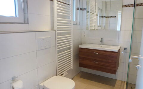 Mily: Badkamer, Eigendom, Kamer, Tegel, Loodgieterswerkinrichting, Architectuur, Verdieping, Badkamer Accessoire, Toilet, Huis