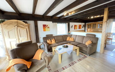 Ferienpark Vorauf 100.3: Meubilair, Eigendom, Bankstel, Fotolijst, Tafel, Hout, Woonkamer, Interieur Ontwerp, Flooring, Verdieping