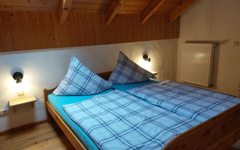 Waldhaus: Gebouw, Meubilair, Comfort, Venster, Hout, Bed Frame, Huis, Textiel, Interieur Ontwerp, Verdieping