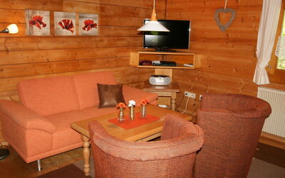 Naturerlebnisdorf Stamsried 100.5: Kamer, Woonkamer, Meubilair, Eigendom, Interieur Ontwerp, Tafel, Hardwood, Hout, Huis, Gebouw