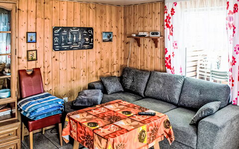 Güstrower Chaussee: Meubilair, Hout, Interieur Ontwerp, Verdieping, Bankstel, Flooring, Kamer, Woonkamer, Huis