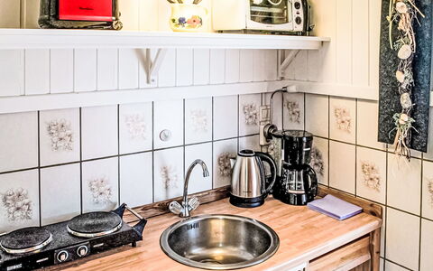 Güstrower Chaussee: Keuken, Toestel Van De Keuken, Interieur Ontwerp, Countertop, Flooring, Major Appliance, Cabinetry, Kamer, Fornuis, Huishoudapparatuur