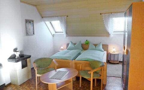 Zerna: Kamer, Meubilair, Eigendom, Gebouw, Bed, Slaapkamer, Interieur Ontwerp, Huis, Tafel, Zolder