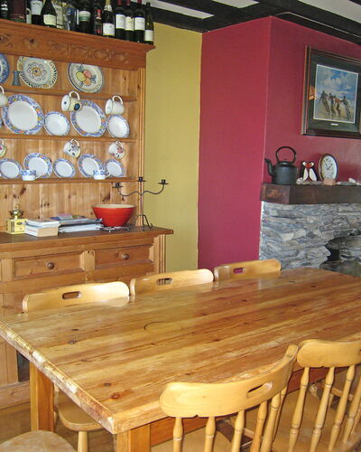 Portmagee Knightstown 100: Tafel, Meubilair, Eigendom, Stoel, Hout, Tableware, Gebouw, Interieur Ontwerp, Verlichting, Verdieping