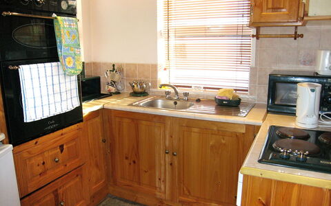 Glenvale Cottage: Countertop, Cabinetry, Kamer, Keuken, Meubilair, Eigendom, Fornuis, Major Appliance, Interieur Ontwerp, Wastafel