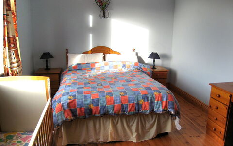 Glenvale Cottage: Slaapkamer, Bed, Meubilair, Kamer, Laken, Bedding, Bed Frame, Eigendom, Verdieping, Interieur Ontwerp