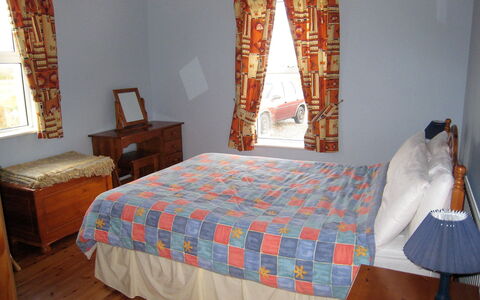 Glenvale Cottage: Slaapkamer, Kamer, Bed, Meubilair, Laken, Eigendom, Verdieping, Bed Frame, Interieur Ontwerp, Bedding