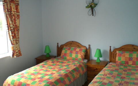 Glenvale Cottage: Slaapkamer, Kamer, Bed, Meubilair, Eigendom, Laken, Groen, Muur, Interieur Ontwerp, Bedding