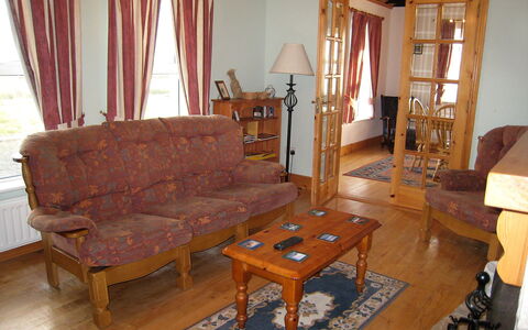 Glenvale Cottage: Meubilair, Kamer, Woonkamer, Eigendom, Hardwood, Verdieping, Interieur Ontwerp, Tafel, Huis, Stoel