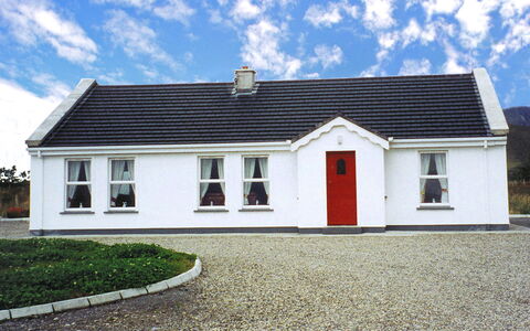 Glenvale Cottage: Wolk, Lucht, Fabriek, Eigendom, Gebouw, Venster, Deur, Huis, Land Lot, Asfalt