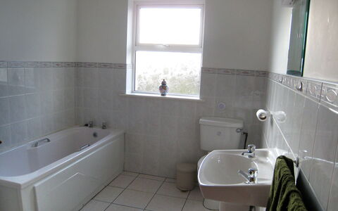 Glenvale Cottage: Badkamer, Eigendom, Kamer, Bad, Tegel, Verdieping, Muur, Loodgieterswerkinrichting, Interieur Ontwerp, Onroerend Goed