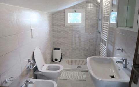 Il Cippo: Badkamer, Eigendom, Kamer, Toilet, Loodgieterswerkinrichting, Tegel, Muur, Interieur Ontwerp, Wc Bril, Architectuur