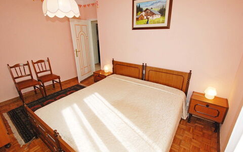 Alleghe 100: Kamer, Bed, Meubilair, Slaapkamer, Eigendom, Bed Frame, Verdieping, Laken, Matras, Interieur Ontwerp