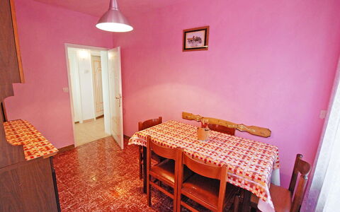Alleghe 100: Kamer, Eigendom, Meubilair, Roze, Verdieping, Huis, Gebouw, Interieur Ontwerp, Tafel, Onroerend Goed
