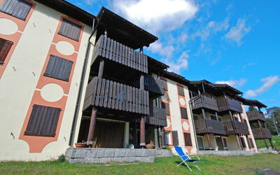 Madonna di Campiglio 1: Gebouw, Facade, Onroerend Goed, Land Lot, Huis, Buitenmeubels, Huis, Gazon, Deur, Werf