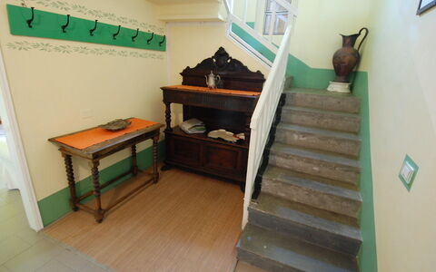 Busani: Eigendom, Kamer, Verdieping, Trap, Huis, Gebouw, Hardwood, Flooring, Interieur Ontwerp, Meubilair