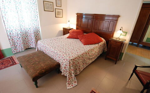 Busani: Slaapkamer, Meubilair, Bed, Kamer, Laken, Bed Frame, Bedding, Eigendom, Verdieping, Interieur Ontwerp