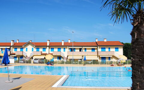 Rosolina Mare 350: Water, Lucht, Gebouw, Eigendom, Venster, Zwembad, Wolk, Fabriek, Blauw, Boom