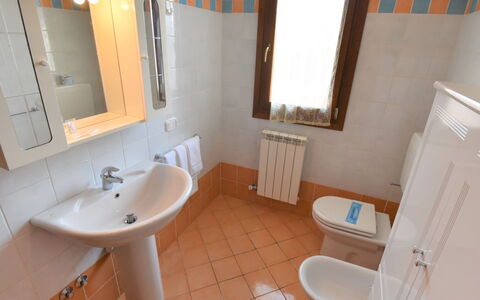 Rosolina Mare 350: Spiegel, Kraan, Loodgieterswerkinrichting, Wastafel In De Badkamer, Wastafel, Eigendom, Purper, Badkamer, Interieur Ontwerp, Gebouw