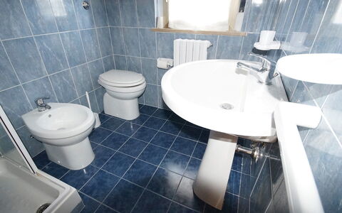 San Benedetto del Tronto 140: Badkamer, Eigendom, Tegel, Toilet, Kamer, Verdieping, Architectuur, Wc Bril, Loodgieterswerkinrichting, Purper