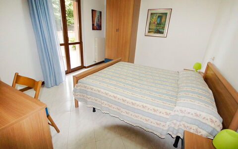 Troiani: Slaapkamer, Bed, Meubilair, Kamer, Eigendom, Bed Frame, Verdieping, Laken, Matras, Hardwood