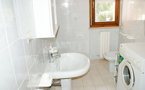 Troiani: Badkamer, Eigendom, Kamer, Tegel, Verdieping, Loodgieterswerkinrichting, Interieur Ontwerp, Huis, Gebouw, Toilet