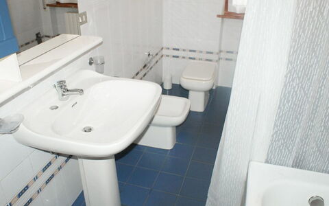 Magnolia: Badkamer, Toilet, Eigendom, Wastafel In De Badkamer, Wc Bril, Kamer, Loodgieterswerkinrichting, Kraan, Wastafel, Tegel