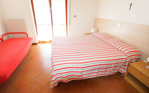 Magnolia: Slaapkamer, Bed, Kamer, Eigendom, Meubilair, Laken, Bed Frame, Verdieping, Bedding, Interieur Ontwerp