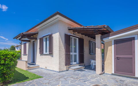 Francesca: Fabriek, Lucht, Gebouw, Venster, Wolk, Blauw, Huis, Hout, Weg Oppervlak