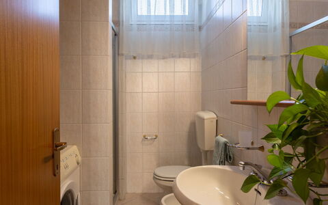 Francesca: Badkamer, Kamer, Eigendom, Tegel, Interieur Ontwerp, Loodgieterswerkinrichting, Verlichting, Architectuur, Plafond, Gebouw